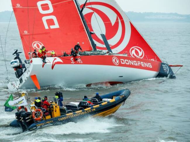 El barco del Team Dong Feng arribando al puerto de Cardiff