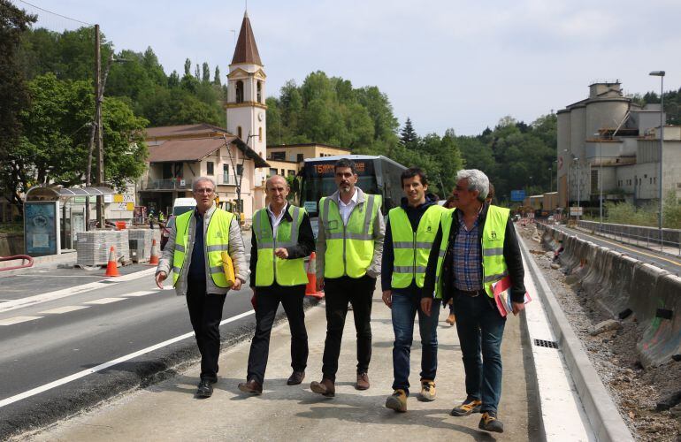 El alcalde, Eneko Goia, en su visita a las obras de Añorga, acompañado del director de Proyectos y Obrasy de los responsables de la obra. 