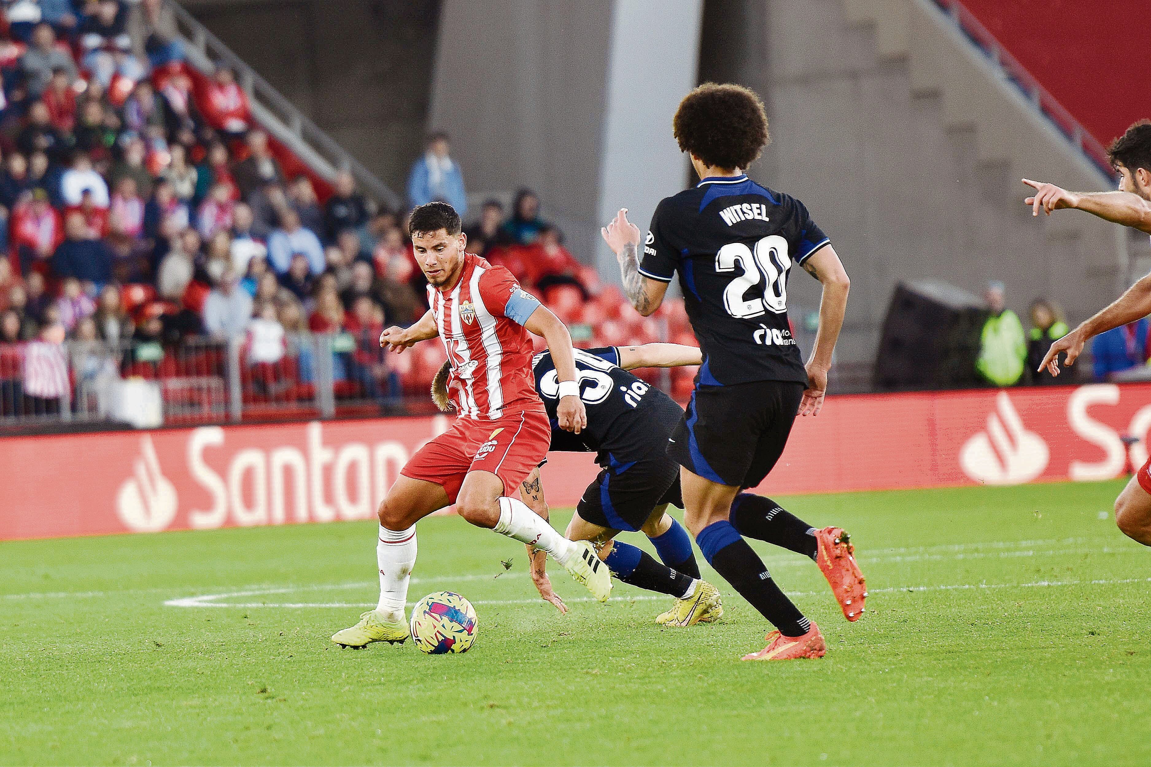 Lucas Robertone es un jugador imprescindible en el Almería.