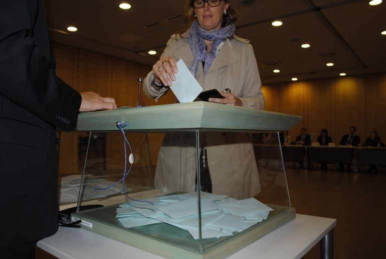 Una votant andorrana dipositant la papereta a l'urna.