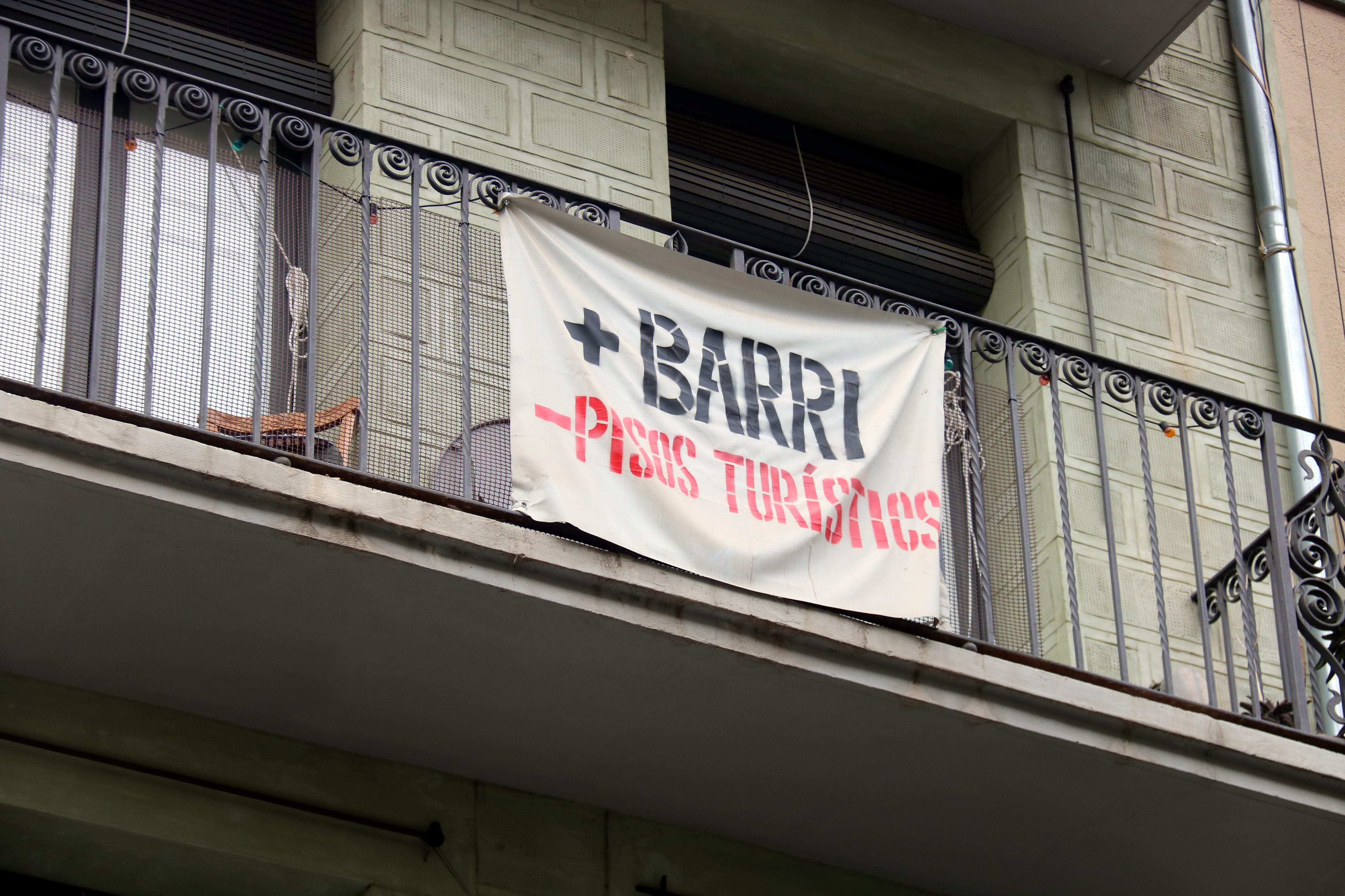 Cartell amb el lema &quot;Més barri, menys pisos turístics&quot;