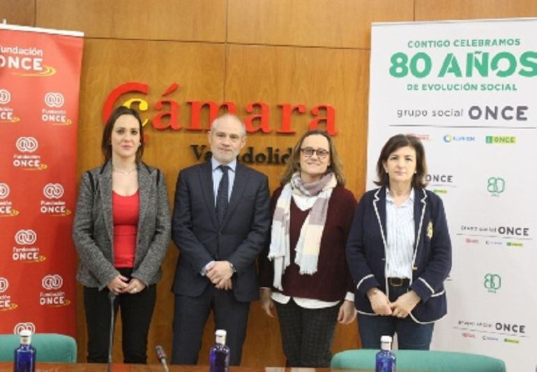 Begoña Grijalbo,  Sabina Lobato y Arancha Casado, de la ONCE, junto a Víctor Caramanzana, presidente de la Cámara Oficial de Comercio de Valladolid.