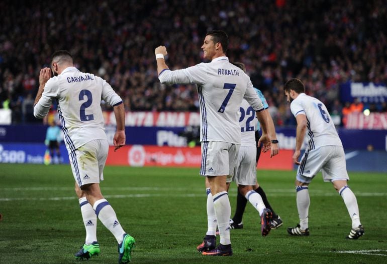 Cristiano celebra uno de sus goles en el Calderón