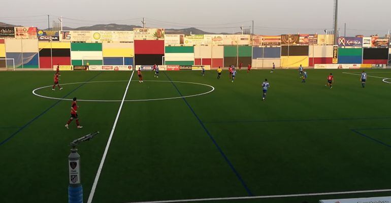 Los jugadores de la UDC Torredonjimeno y del Puente Genil durante el partido.