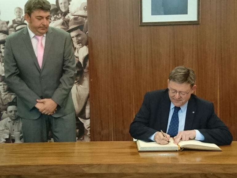 Ximo Puig firma en el libro de honor del Ayuntamiento de Guardamar