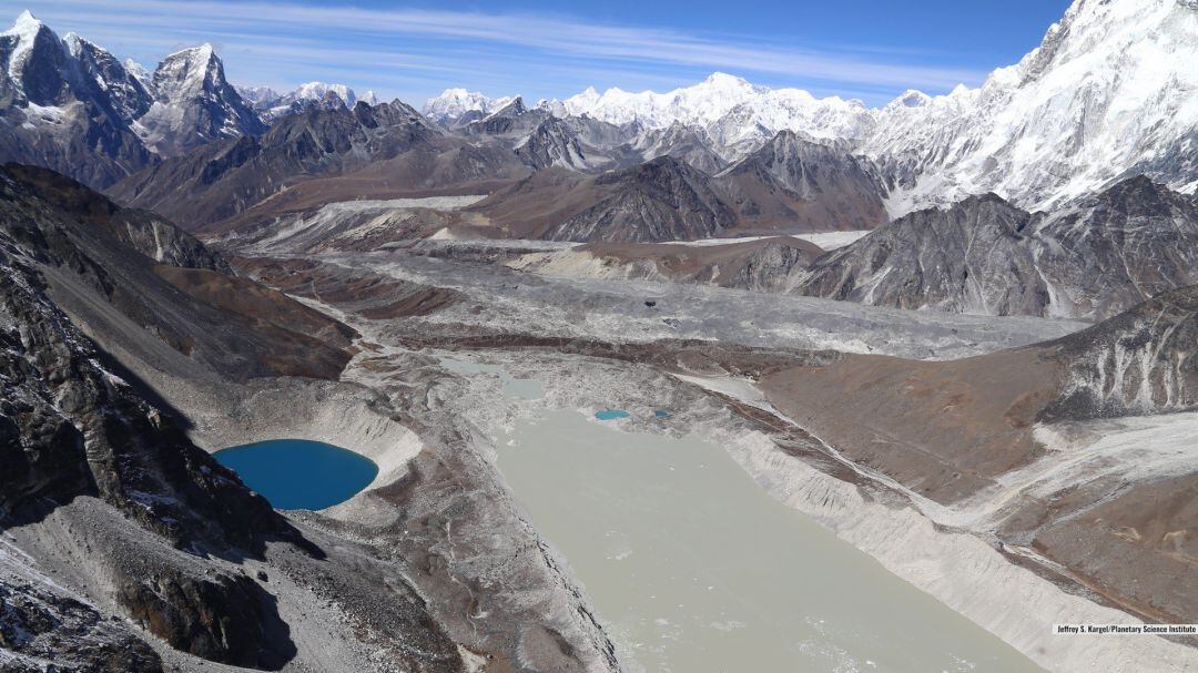 El lago Imja, cerca del monte Everest en el Himalaya, es un lago glaciar que ha crecido hasta tres veces su longitud desde 1990. 