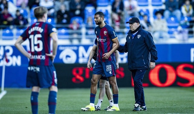 Joaquín se retira lesionado junto al Doctor Galindo el pasado domingo en el partido entre la SD Huesca y el Mirandés
