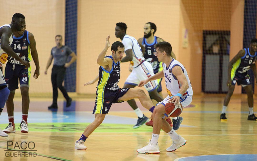 Javi Fernández ante Clavijo.