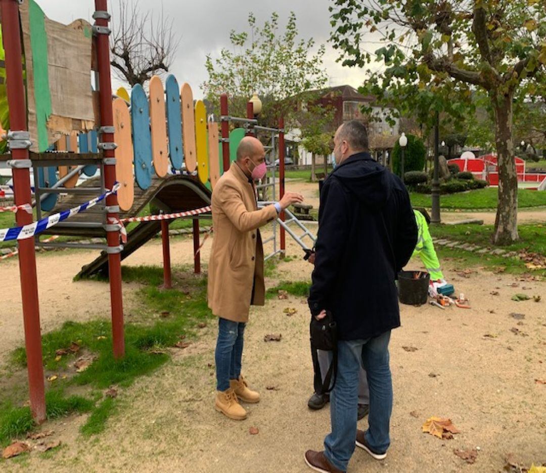 El nuevo alcalde de O Porriño visitando un parque infantil