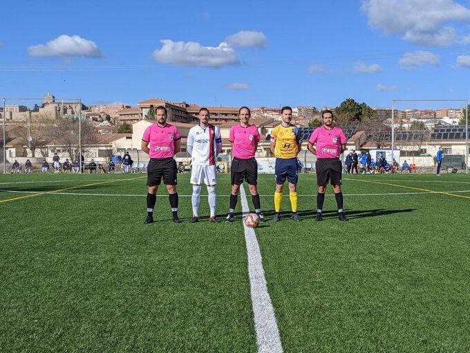 El trío arbitral con los capitanes, antes de comenzar el encuentro