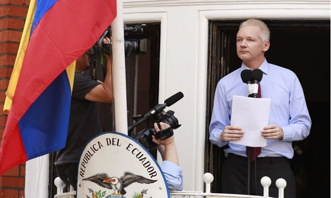 Julian Assange en un balcón de la Embajada de Ecuador en Londres