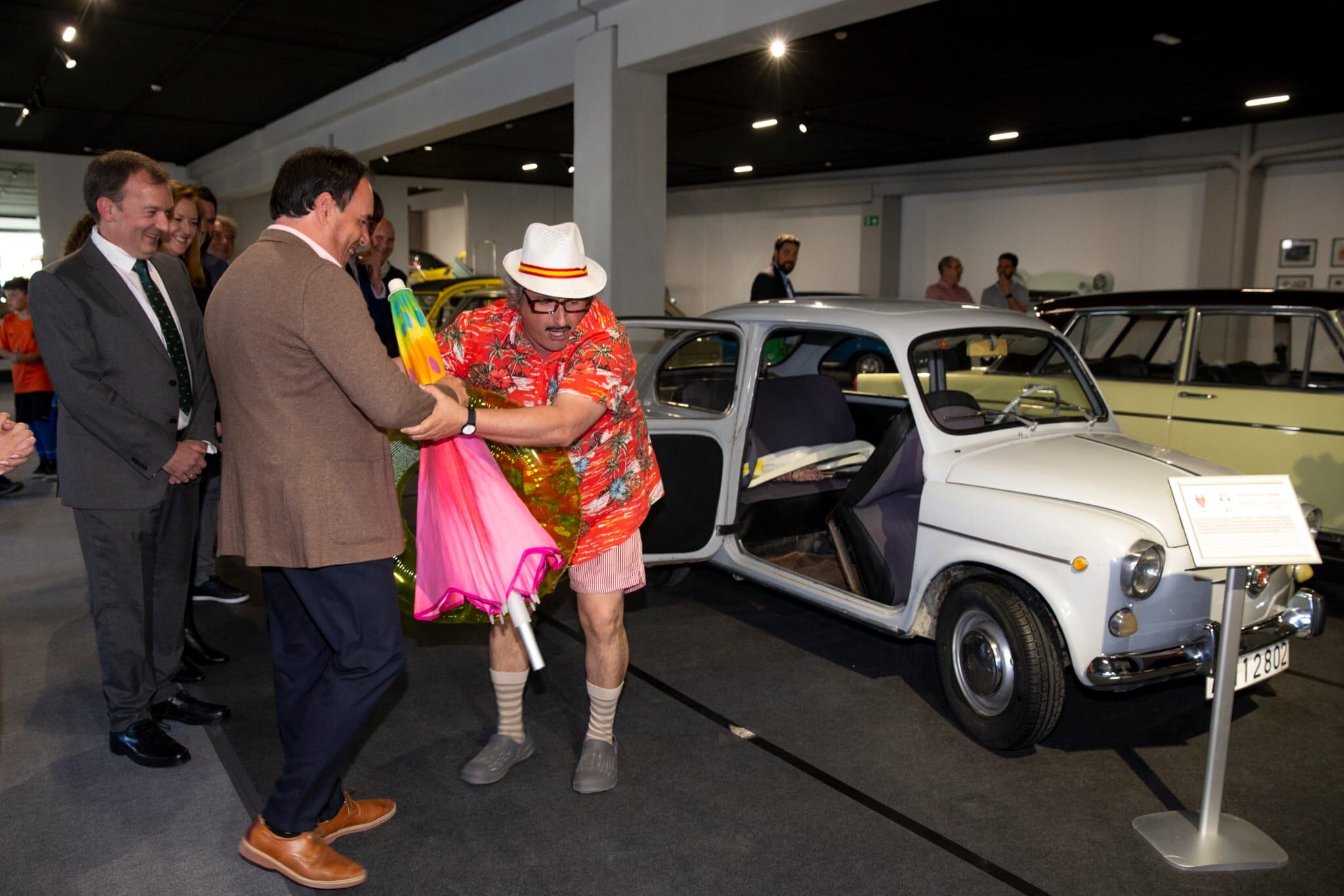 Martín de la Herrán observa a un visitante en el Museo del Motor.