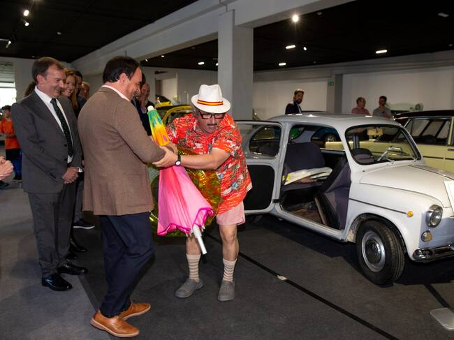 Martín de la Herrán observa a un visitante en el Museo del Motor.