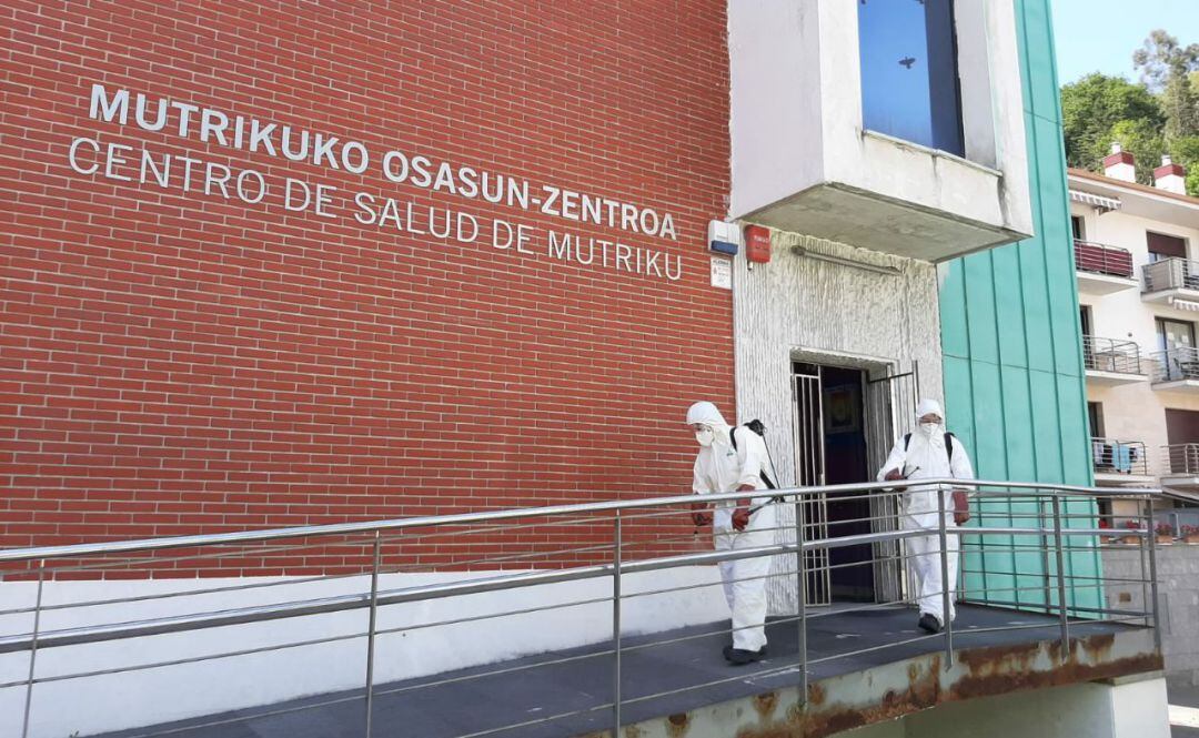 Voluntarios de DYA realizando labores de desinfección