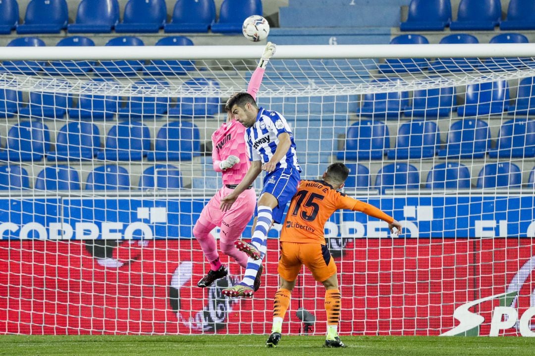 Manu García (Alavés) disputa un balón con Jaume y Guillamón