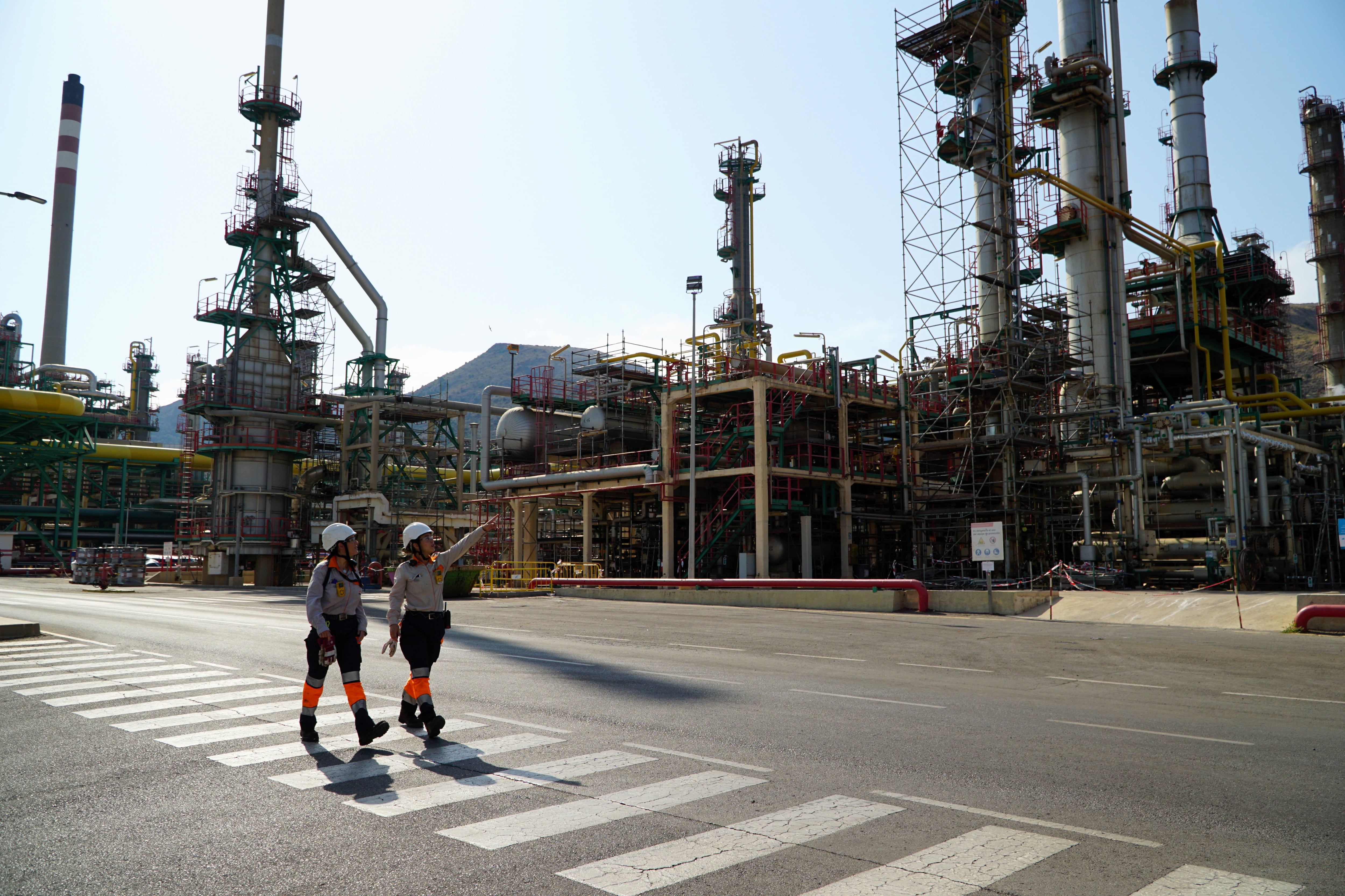 Trabajadoras del complejo de Repsol en Cartagena