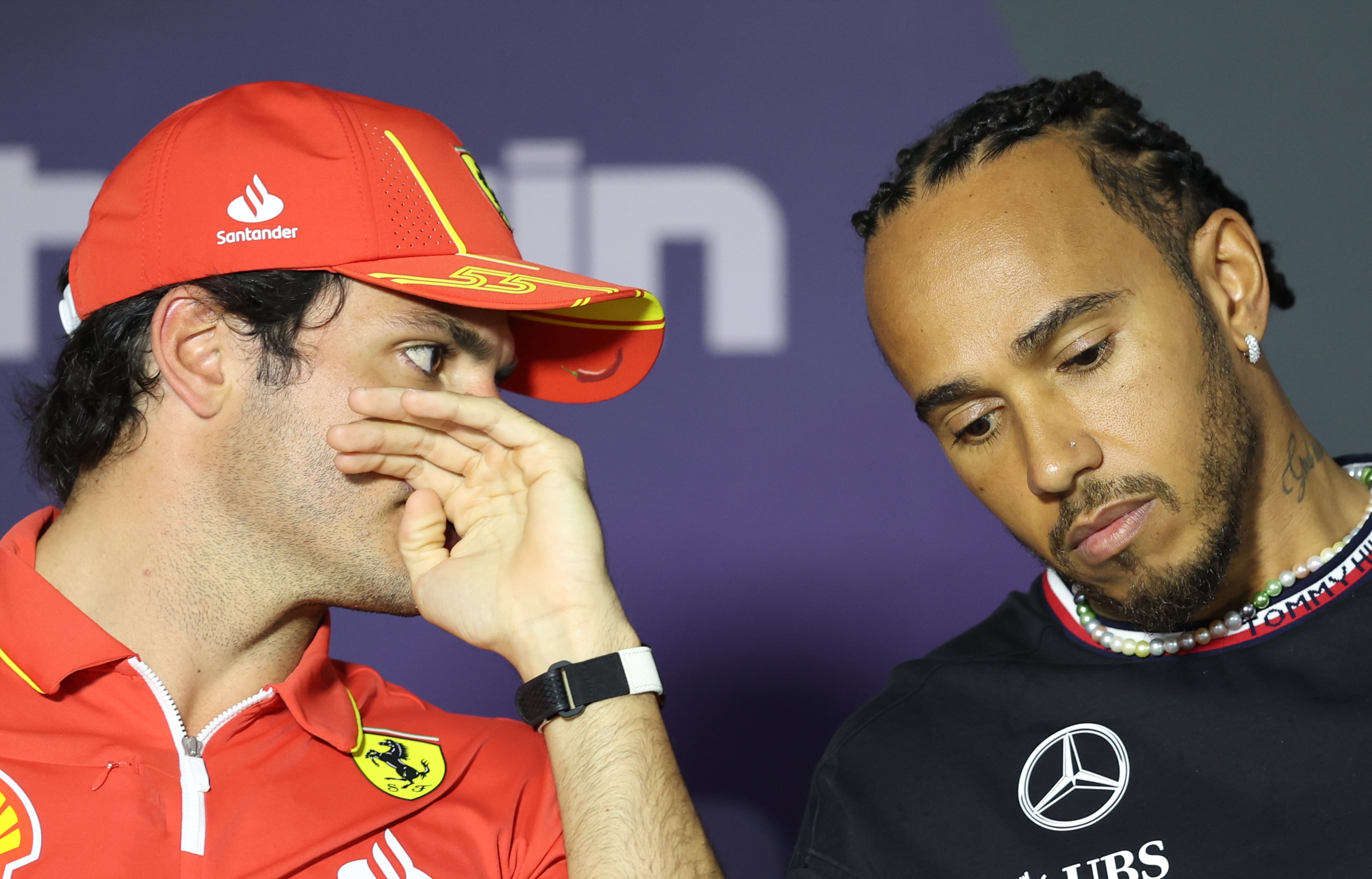 Carlos Sainz y Lewis Hamilton hablan durante la rueda de prensa