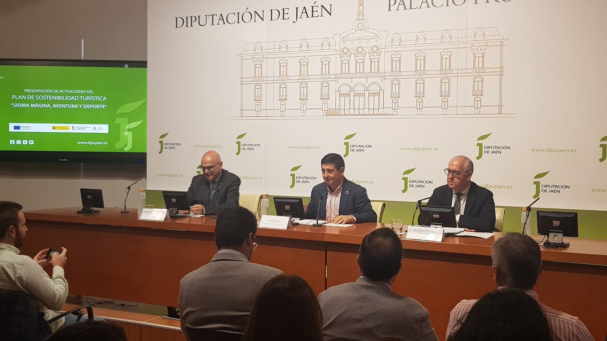 De izquierda a derecha, Manuel Fernández, subdelegado del Gobierno de España, Francisco Reyes, presidente de la Diputación Provincial de Jaén, y Jesús Estrella, delegado del Gobierno de la Junta de Andalucía en la provincia de Jaén