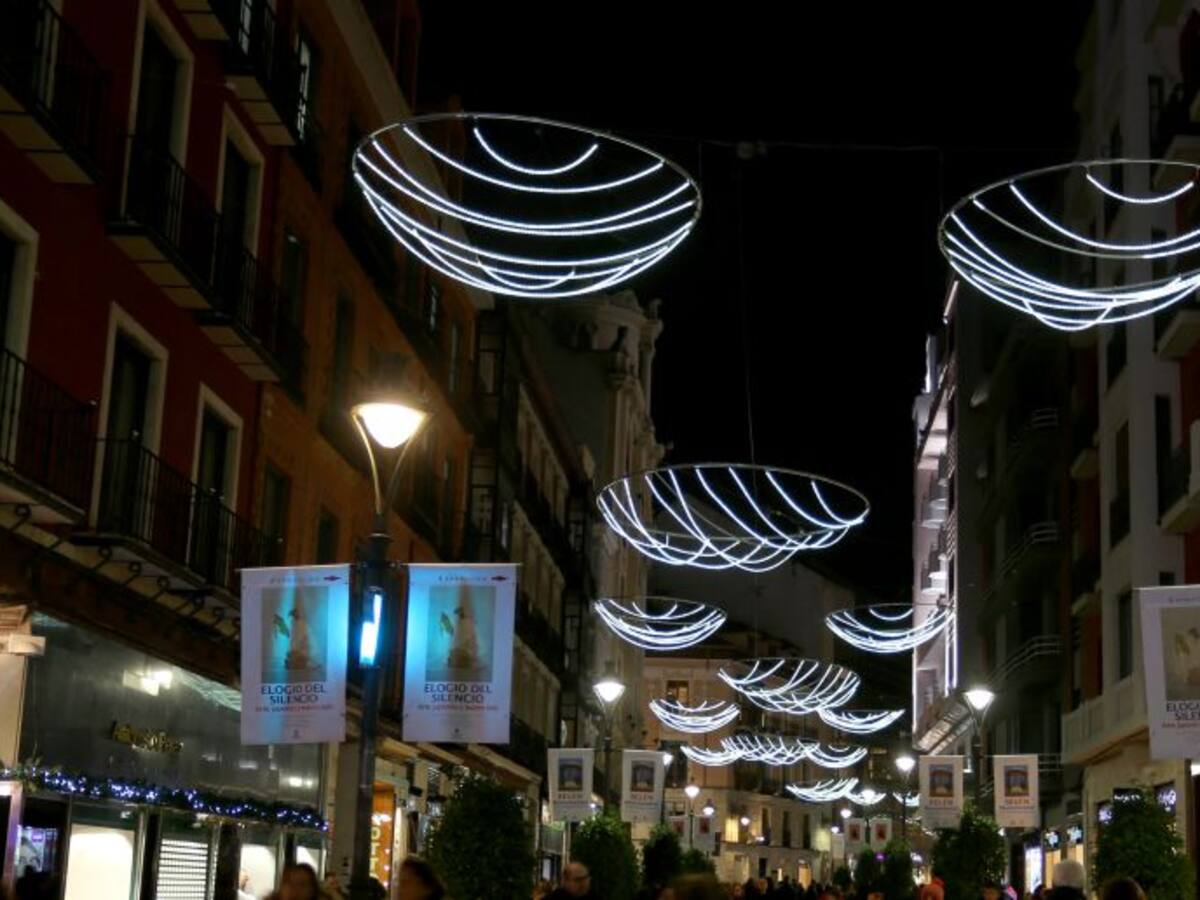 El Ayuntamiento instalará un pasillo de luces navideñas en la calle Santiago