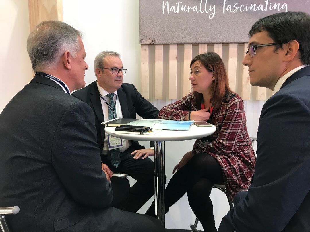 El presidente Torres con la presidenta Armengol en el stand de Ibiza