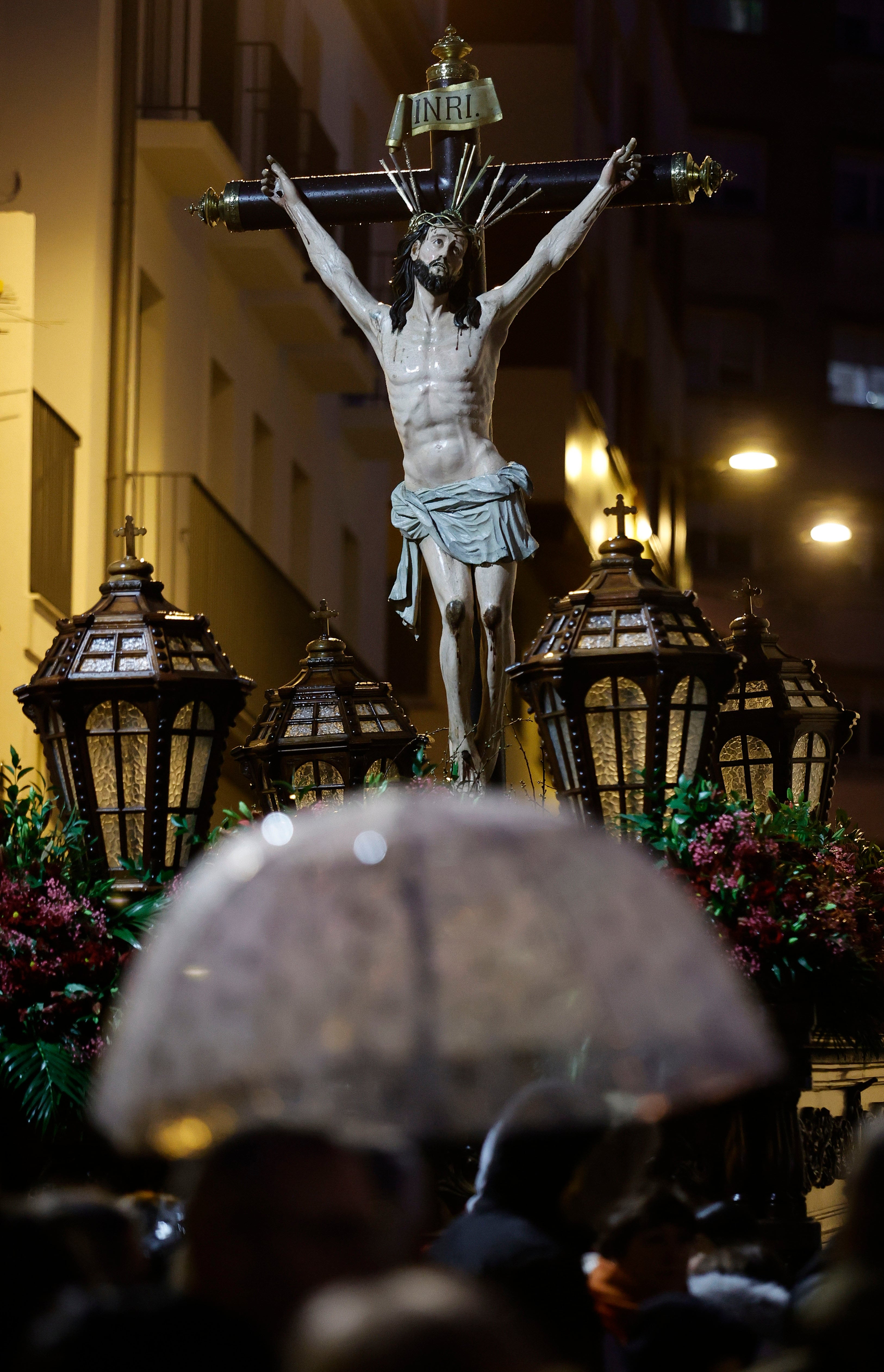 FERROL, 28/03/2024.- El Jueves Santo, primer día grande de la Semana Santa de Ferrol, con imágenes tapadas y bajo la lluvia en el santuario de Las Angustias, donde anularon su procesión por las inclemencias del tiempo (foto: Kiko Delgado / EFE).