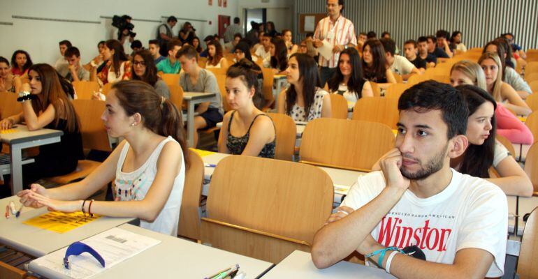 Estudiants preparats per començar la selectivitat a la Facultat de Dret i Economia de la Uiversitat de Lleida.