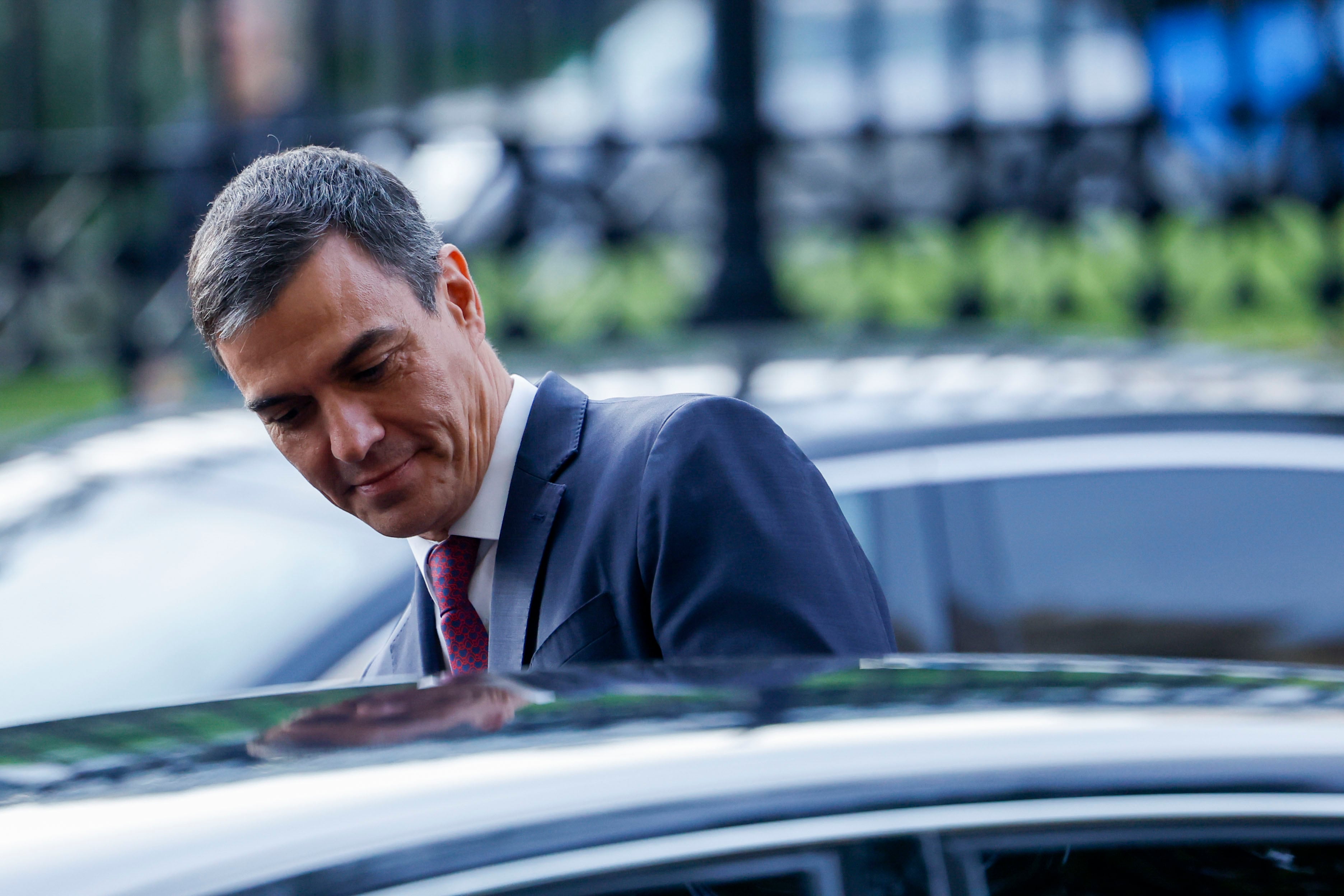 MADRID, 04/04/2024.- El presidente del Gobierno, Pedro Sánchez, a su salida tras el acto de inauguración de la exposición &#039;Luis Martín-Santos. Tiempo de libertad&#039;, este jueves en la Biblioteca Nacional en Madrid. EFE/JuanJo Martín
