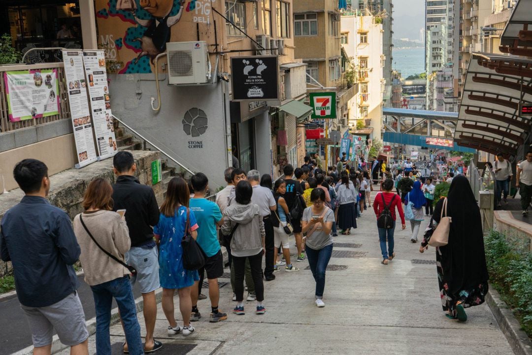 Largas colas para votar en Hong Kong