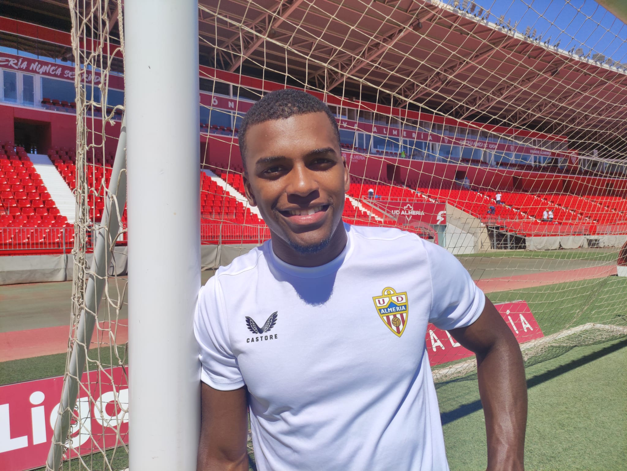 Akieme con LA VOZ en el Estadio de los Juegos Mediterráneos.