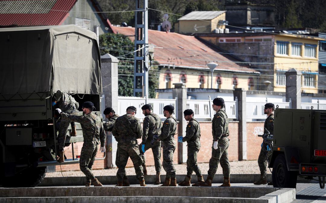 Efectivos de la Unidad Militar de Emergencias (UME) trabajan este martes en la desinfección de la estación del Norte de San Sebastián.