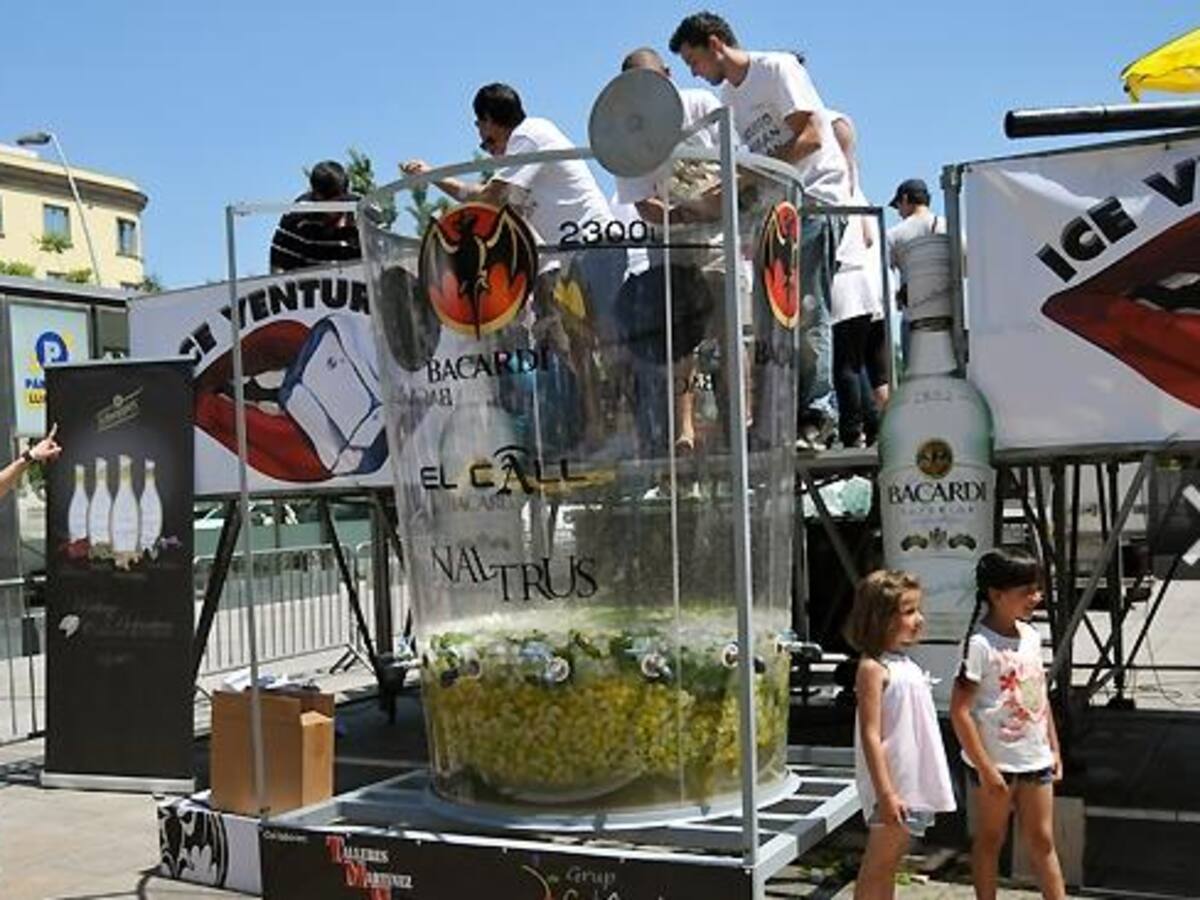 Reus serveix milers de racions del 'mojito' més gran del món