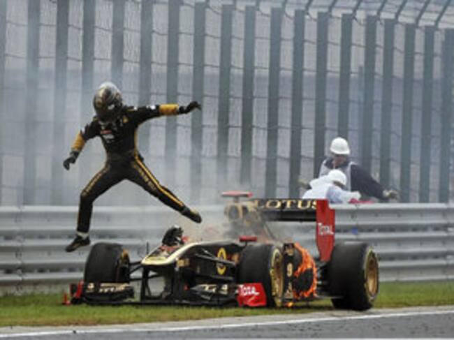 El piloto de Renault salta de vehículo tras sufrir un accidente que provocó un incendio en su vehículo e incluso una explosión.