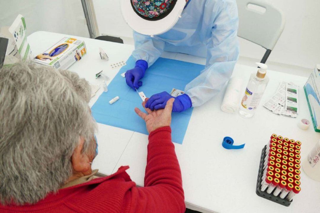 Una mujer se realiza un test de Covid-19.