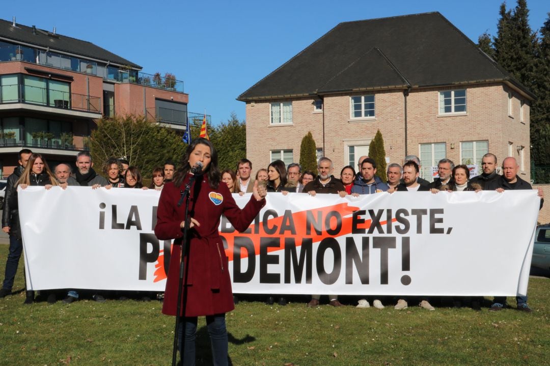 Inés Arrimadas, de Ciudadanos, durante el acto celebrado frente a la casa de Puigdemont en Waterloo