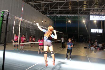 Una jugadora de la entidad linarense intenta rematar un balón