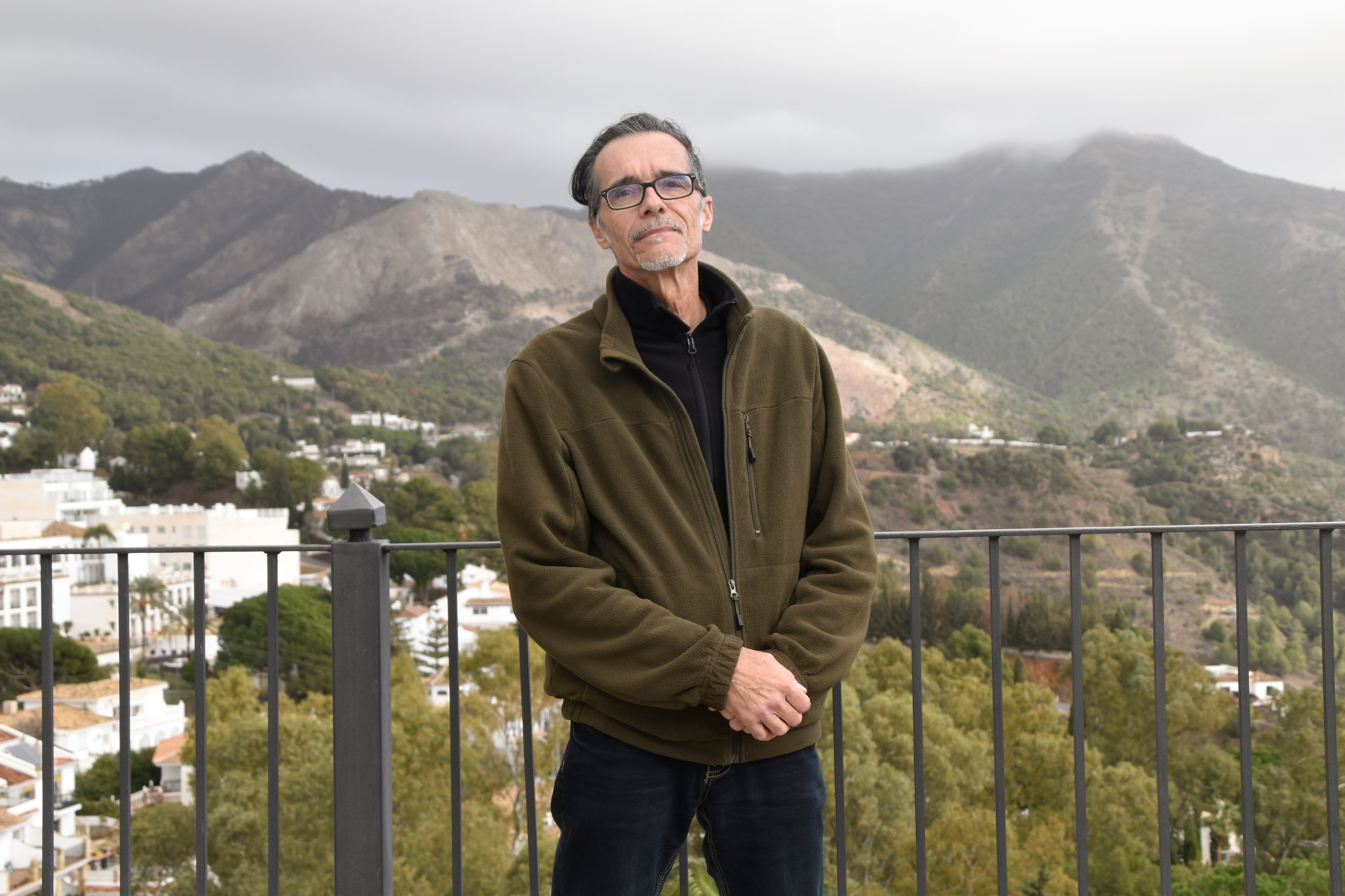 MIJAS (MÁLAGA), 20/01/2024.- El coordinador de Ecologistas en Acción en Mijas (Málaga), Juan Jesús Alarcón, posa en Mijas Pueblo tras una entrevista con EFE La reciente llegada de pélets a las costas españolas es solo la punta del iceberg del &quot;sumidero de plástico&quot; en que se ha convertido el mar, ecosistema que acumula cada año más y más toneladas de este material por el incremento de su consumo y la mala gestión de sus vertidos, aseguran los expertos consultados por EFE. EFE/Irene Martín Morales
