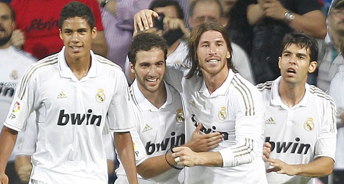 Varane celebra junto a Higuaín, Ramos y Kaká un gol del argentino