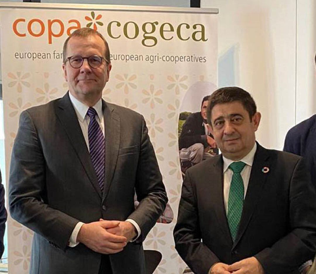 El presidente de la Diputación de Jaén Francisco Reyes se ha reunido con con Pekka Pesonen, secretario general de Copa-Cogeca