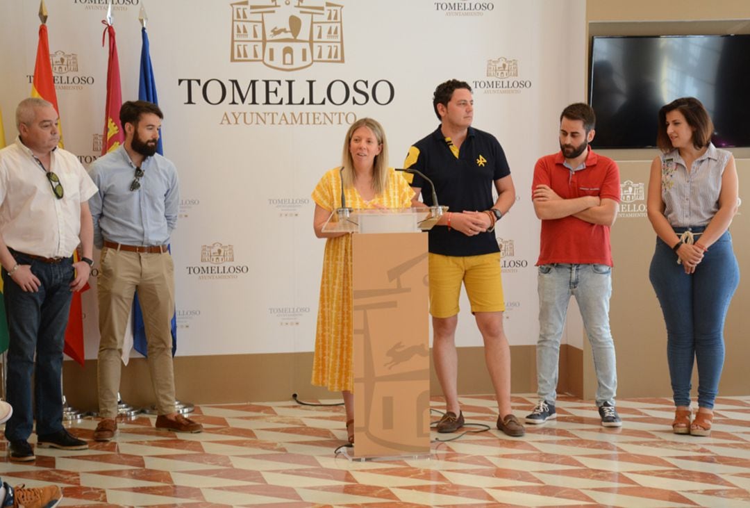 La alcaldesa de Tomelloso, durante la entrega de los dispositivos