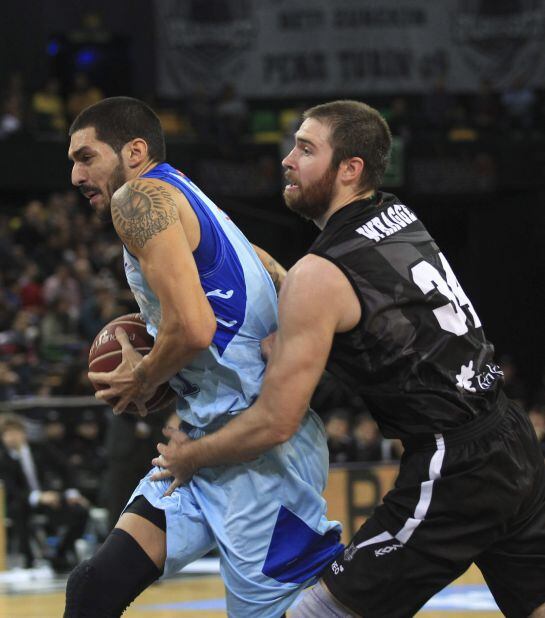 GRA040. BILBAO, 30/11/2014.- El jugador del Bilbao Basket Ethan Wragge (d) disputa un balón con el jugador del Tuenti Móvil Estuadiantes Nacho Martín (i) en el partido correspondiente a la novena jornada de liga Endesa disputado hoy en el BilbaoArena. EFE