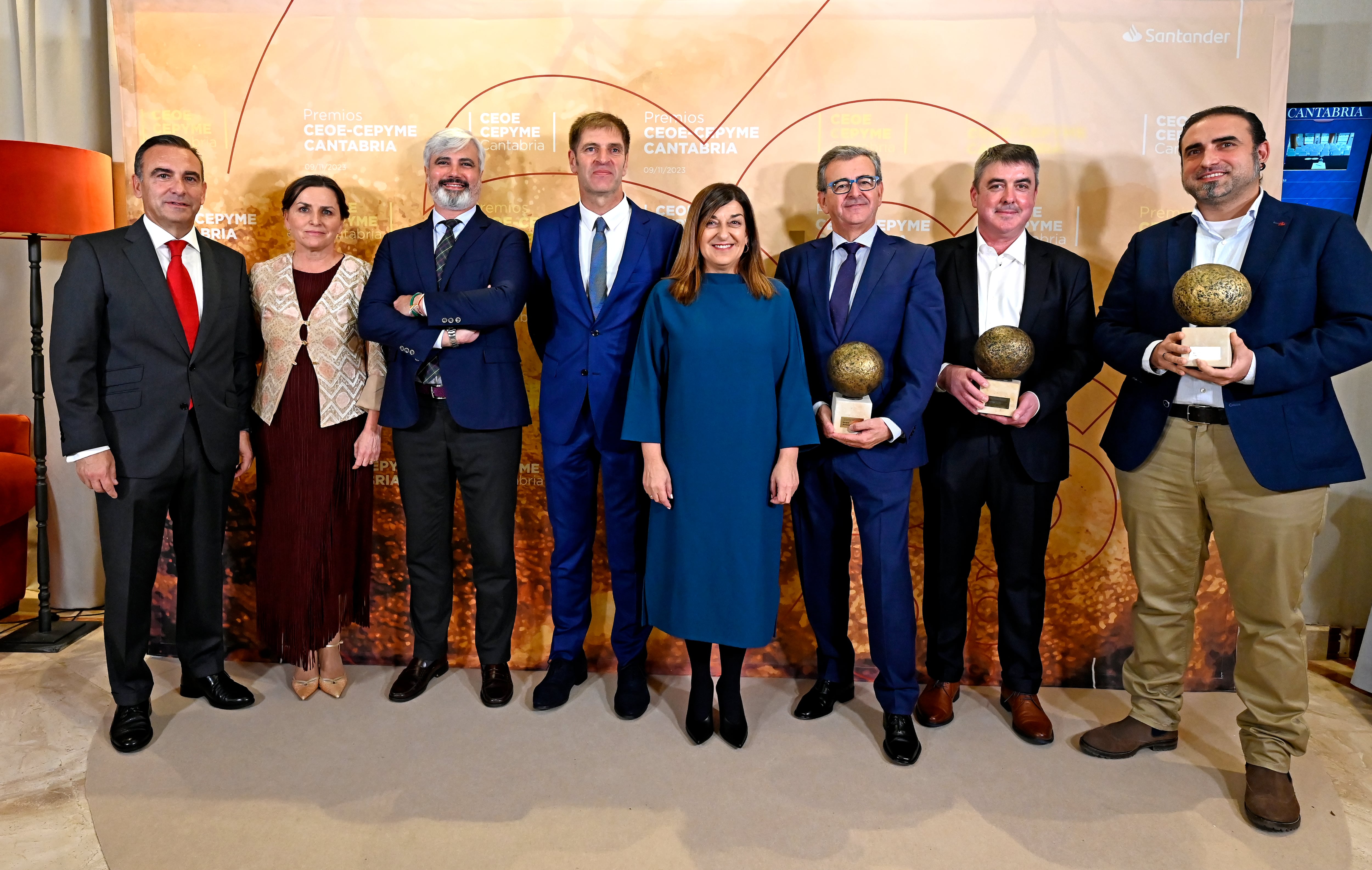 La presidenta de Cantabria, María José Sáenz de Buruaga, asistió a la gala de la CEOE. En la imagen, acompañada por el presidente de la patronal, Enrique Conde, el delegado territorial para Cantabria y Asturias del Banco Santander, Manuel Iturbe, y los premiados.