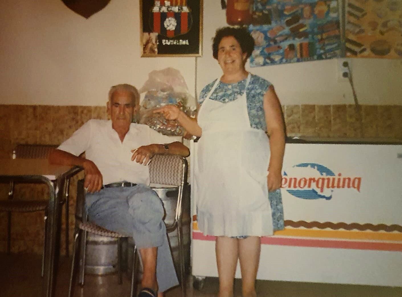 Año 1980.  Soledad y Juan en el bar La Parada de Perín.