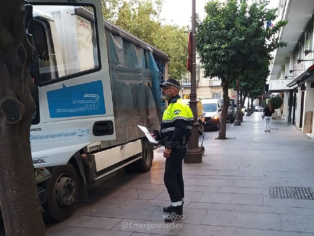 Policía Local controlando la carga y descarga en el centro de la ciudad