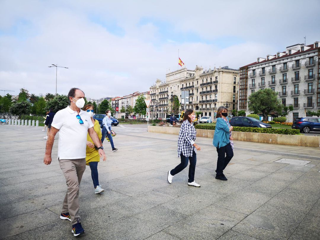 Gente paseando por Santander.