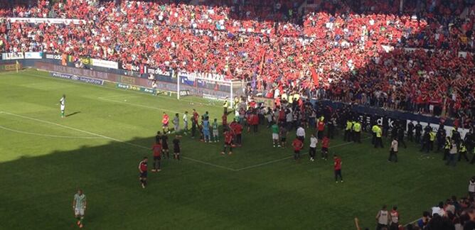 La valla de un fondo de El Sadar ha cedido después de que Oriol Riera marcara para los locales ante el Betis. El partido se ha parado mientras el resto de los partidos por la salvación están en juego.