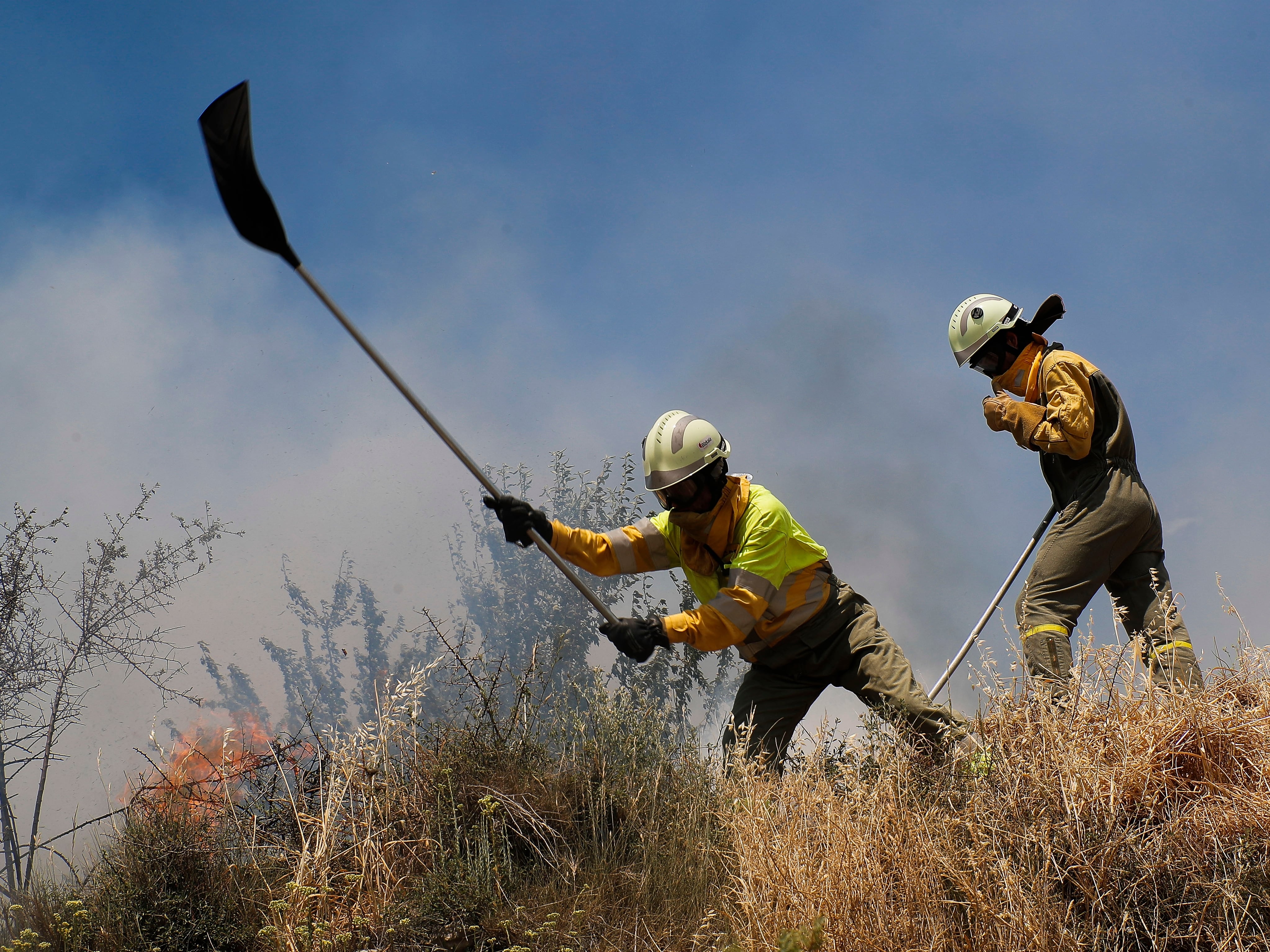 Bomberos participan en los trabajos para extinguir el fuego en las cercanías de la localidad de Ujué (Navarra) en junio de 2022.