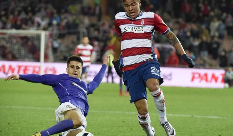 El delantero venezolano del Granada Adalberto Peñaranda (d) intenta escaparse de Unai Bustinza (i), del Leganés, durante el encuentro correspondiente a la vuelta de los dieciseisavos de final de la Copa del Rey que se disputa esta noche en el estadio Nuevo los Cármenes, en Granada. 