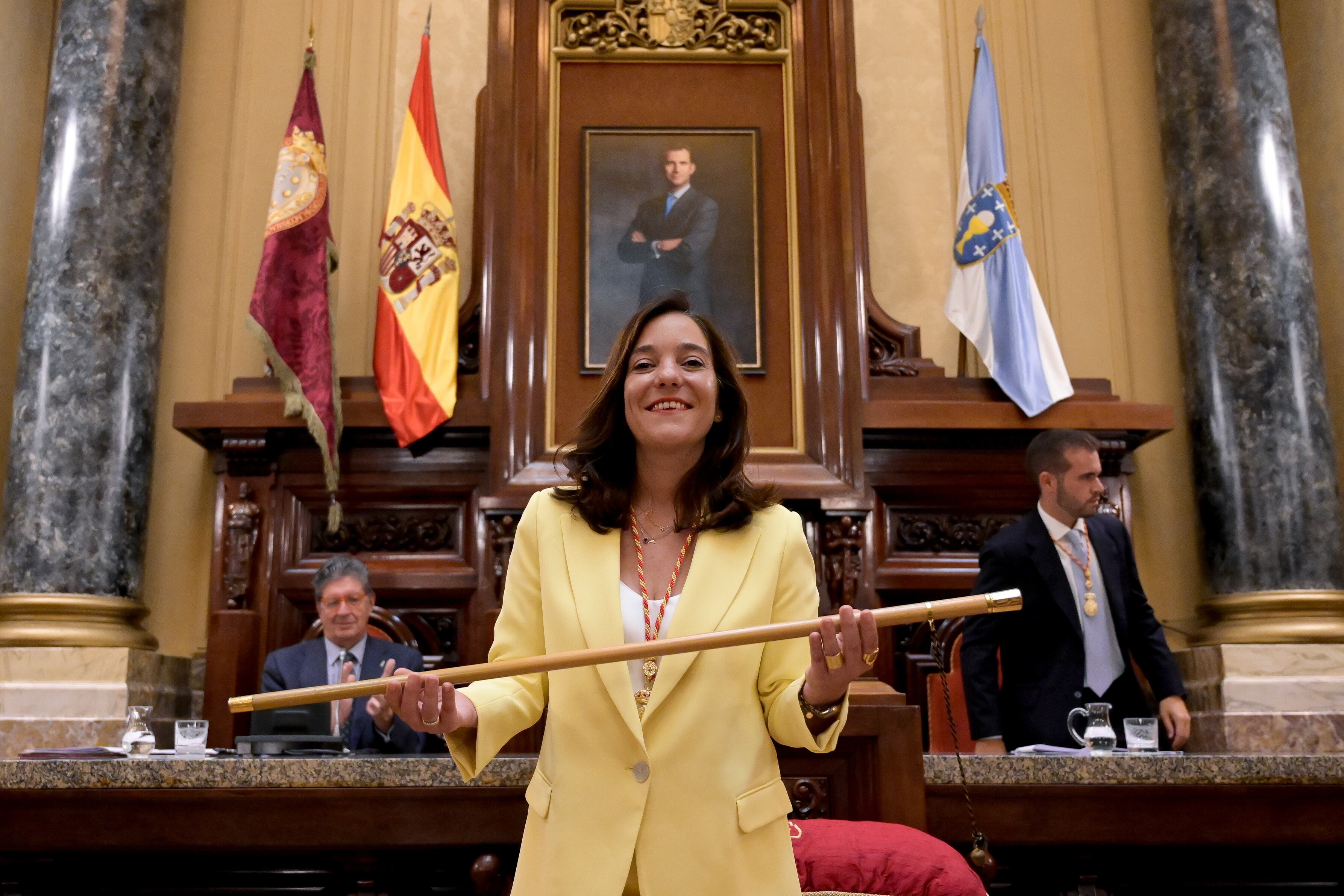 A CORUÑA, 17/06/2023.- La alcaldesa de A Coruña, Inés Rey sonríe tras ser reelegida en el pleno constitutivo del Consistorio este sábado. EFE/ Moncho Fuentes
