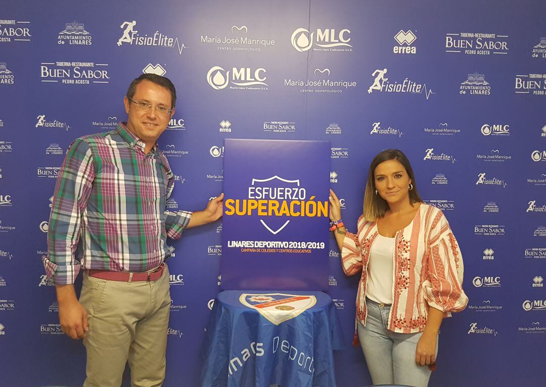 Javier Vallejo y Paqui Díez presentan el cartel de la campaña escolar