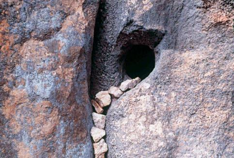 Agujero natural en la roca y piedras-Luis Muro.